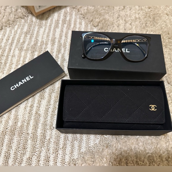 Chanel Eyewear Acetate & Glass Pearls
Dark Tortoise
Ref. 3441QH C714 - Picture 1 of 7